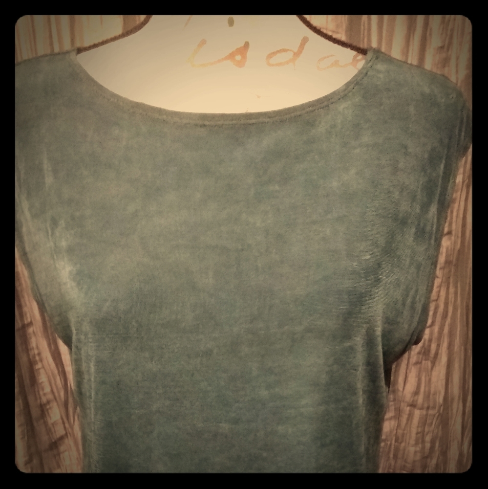 Sleeveless shirt